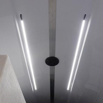 2 lumières LED au plafond